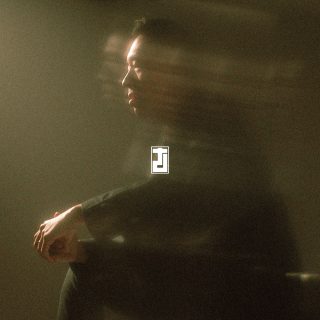 IF YOU SEE THIS YOU’RE DOOMSCROLLING AT WORK 💀 Next week, Nov 7th, my new album ‘all one word’ comes out for your ears to enjoy! It’s a mix of different genres that I really challenged how I write & perform. It was such a journey working on this, and the process was so different with the knowledge of how things work with my band. I hope you can HEAR how much I enjoy these songs while listening to them! AVAILABLE FOR PRE-SAVE NOW AT too.fm/tysondanga1w 🤌
📸 @consequencephoto
#tysondang #alloneword #newalbum #newmusic #torontomusic #canadianmusic #musicmusic #imakemusic