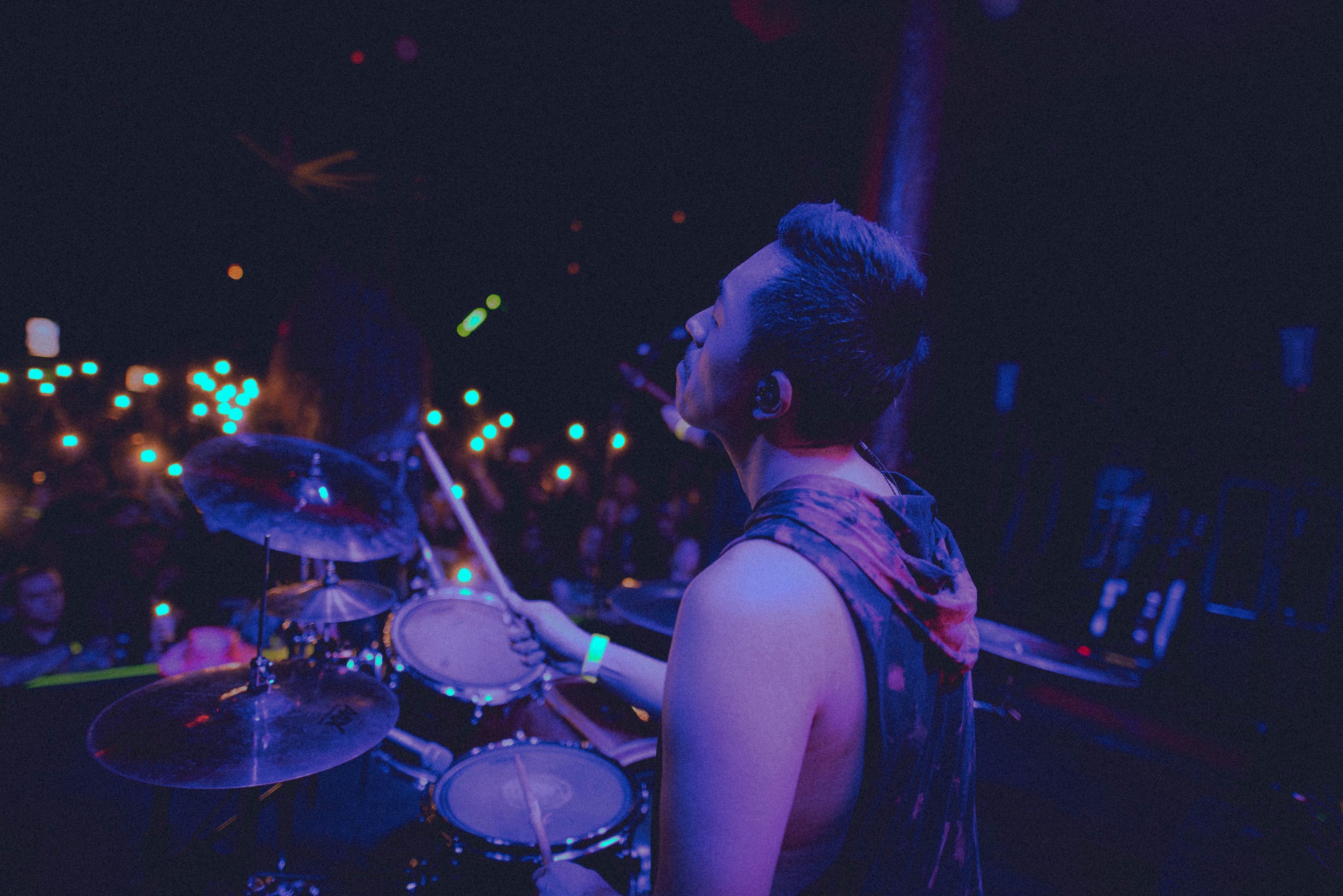 One week from today we DANCE in a CAVE with @whoisrune 🥁

📸 @anthonydechristo 

#drums #drummer #drumstagram #drummerlife #philcollins